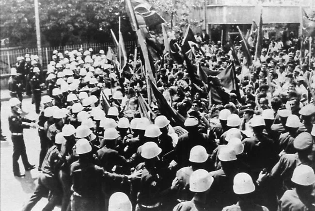 15-16 Haziran Direnişi sırasında yürüyen işçiler