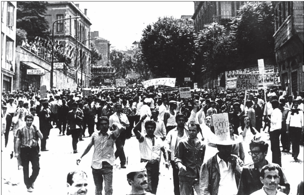 15-16 Haziran 1970'te İstanbul sokaklarında yürüyen işçi kalabalığı