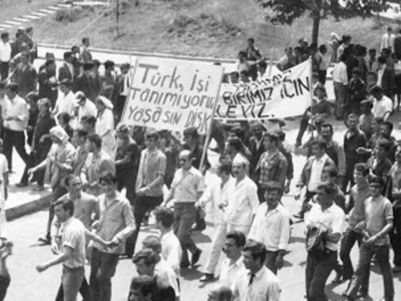 15-16 Haziran Direnişi sırasında yürüyen işçiler ve pankartlar