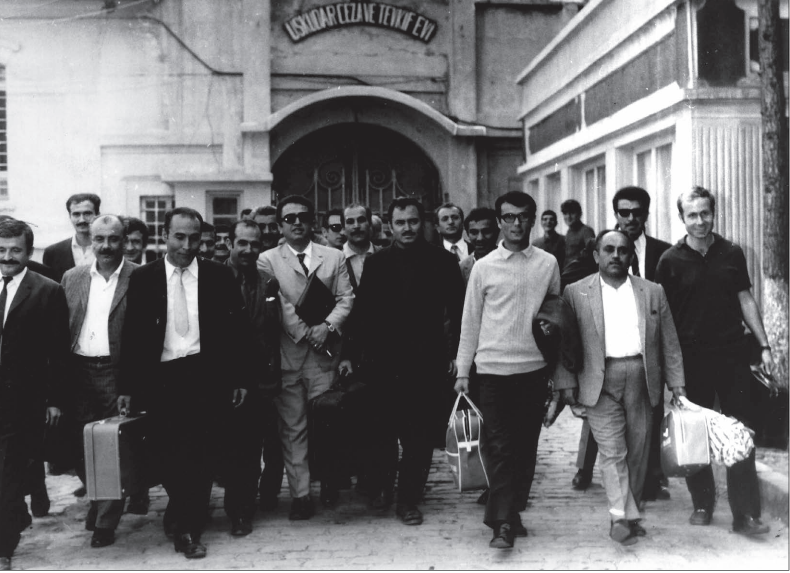 Kemal Türkler ve DİSK yöneticileri üç ay tutukluluğun ardından Üsküdar Cezaevi'nden tahliye edilirken