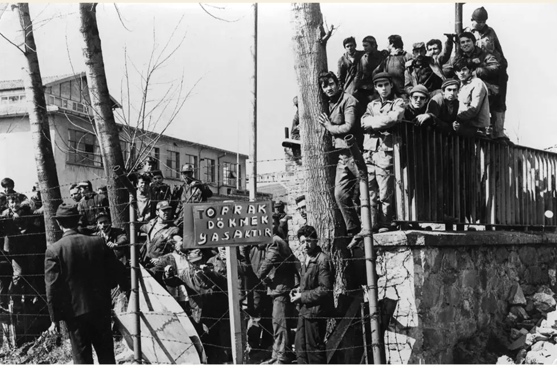 Sungurlar işgalinden bir kare: tel örgü ardında toplanan işçiler