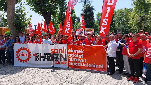 DİSK'in 15-16 Haziran anması: kızıl bayraklar ve 15-16 Haziran izinde ekmek, adalet, hürriyet mücadelesine yazılı pankart